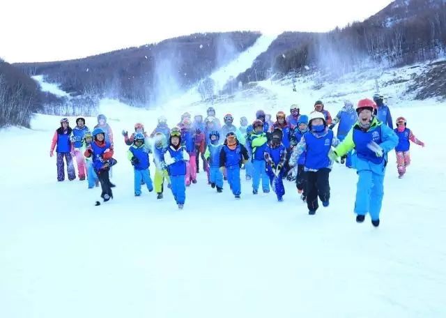 纳米体育平台健飞少年圣诞国际学校滑雪训练营(图1)