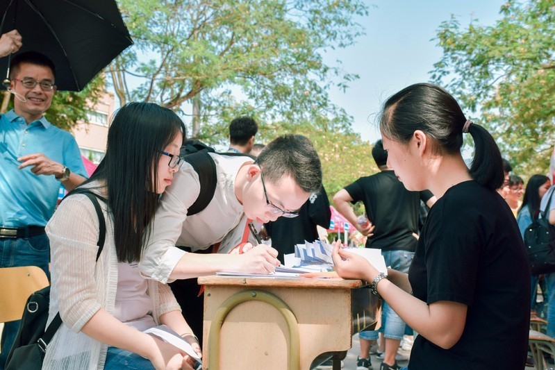 昨天丽水学院新生报到现场众多美女多图