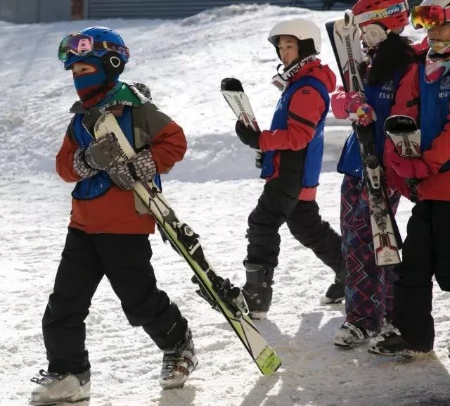 纳米体育平台健飞少年圣诞国际学校滑雪训练营(图3)