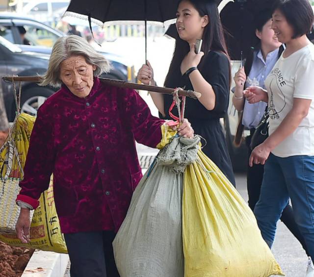 74岁的扁担奶奶!30公里卖菜路,她用颤巍巍的扁担丈量了8年