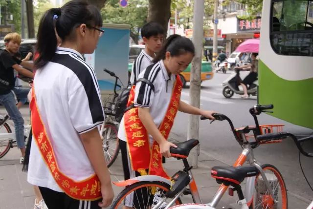 沙市这群中学生做公益赢得一片赞扬向他们学习做文明荆州人