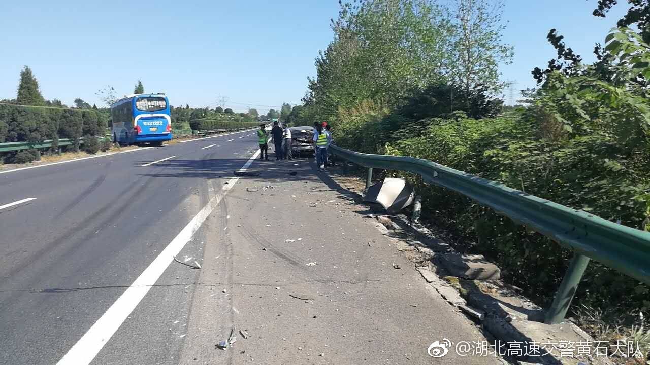 驚險大客車在滬渝高速武穴段失控撞向護欄生死之際它救了全車人性命