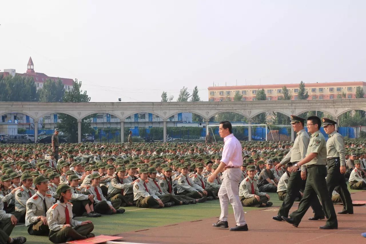 西亚斯田径场图片