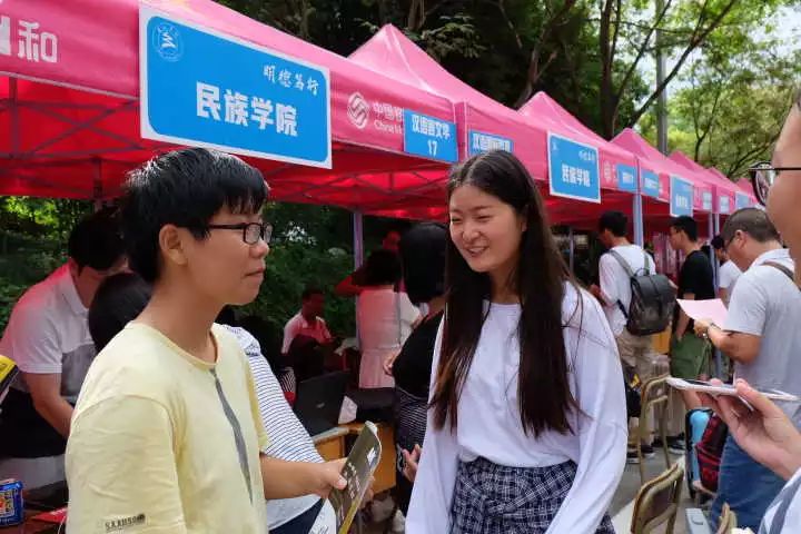 昨天丽水学院新生报到现场众多美女多图