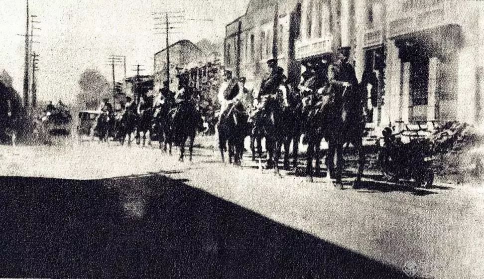 日军向沈阳城内射击"九一八事变"当晚,被日军摧毁的中国军队营房1931