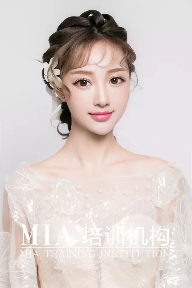迪丽热巴同款空气感刘海新娘造型流行时尚惹人爱