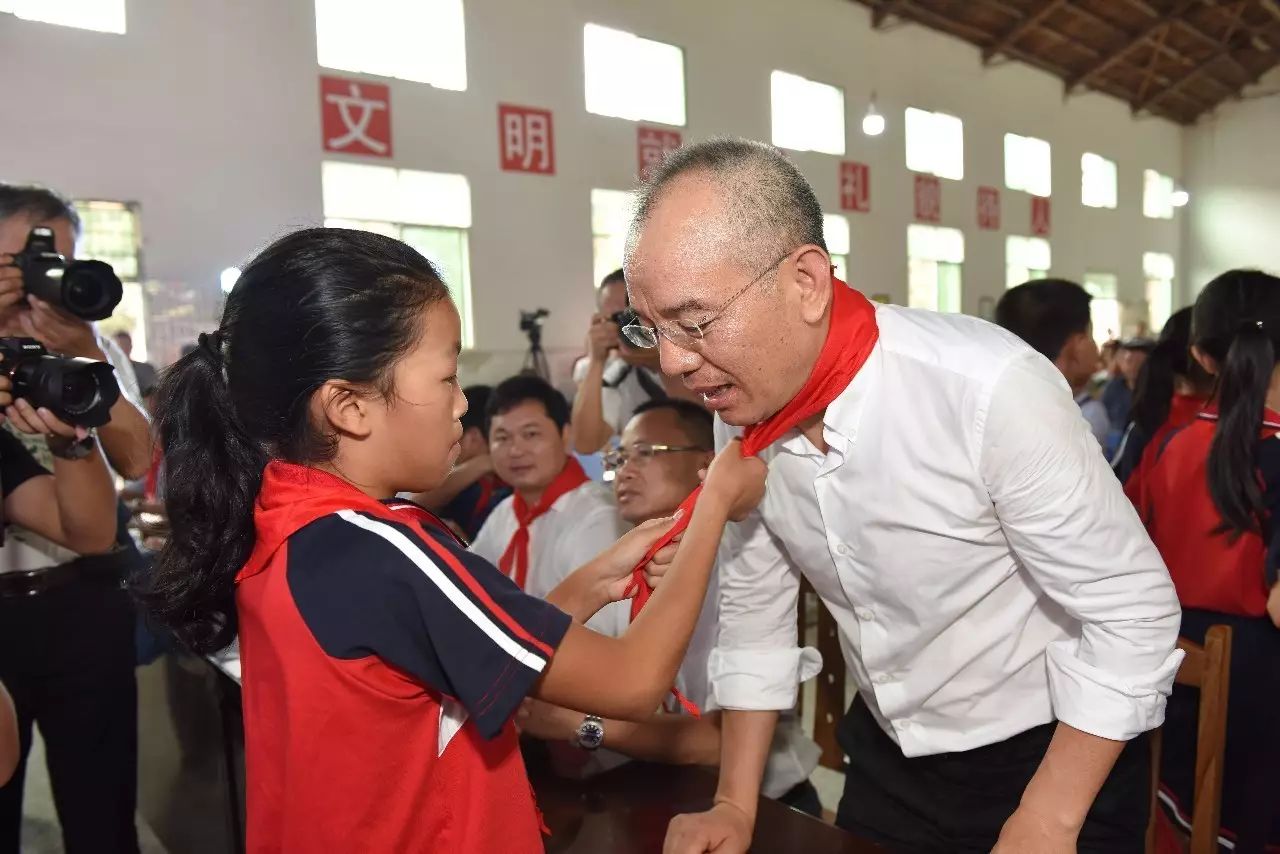 徐少春和共华镇中心小学的孩子们说