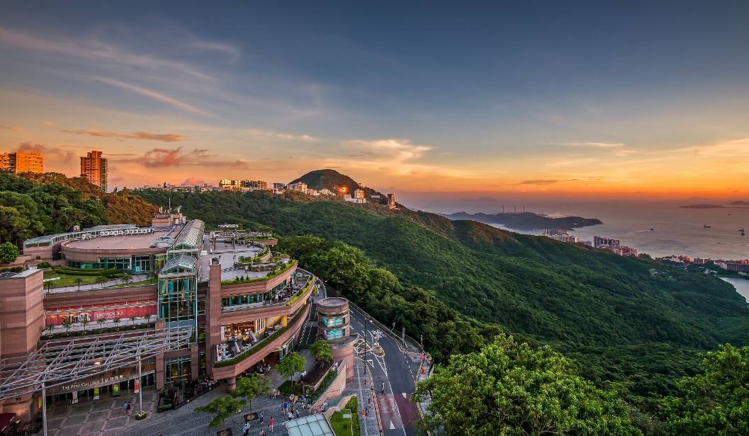 太平山頂在芬梨道有一個獅子亭可以觀看香港島與九龍半島的景色,在