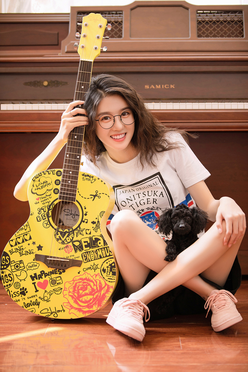 弹吉他的女生帅气图片