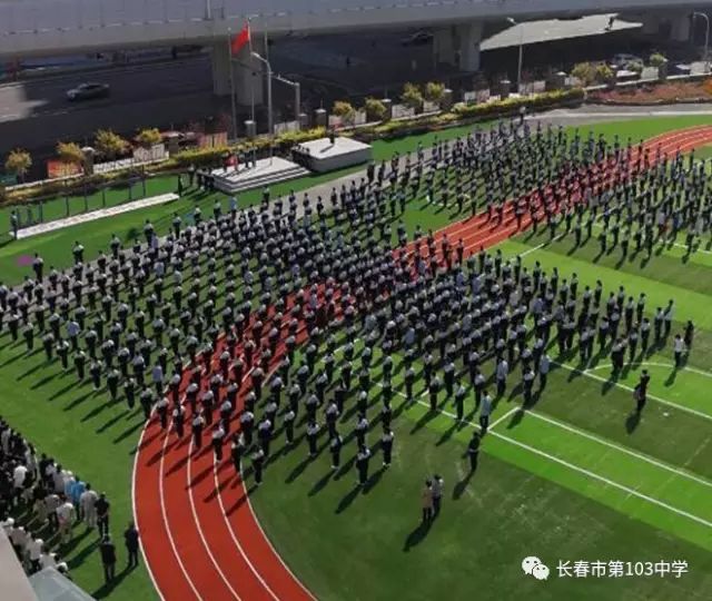 103中学全校师生这一举动感动春城国旗下他们再一次成长