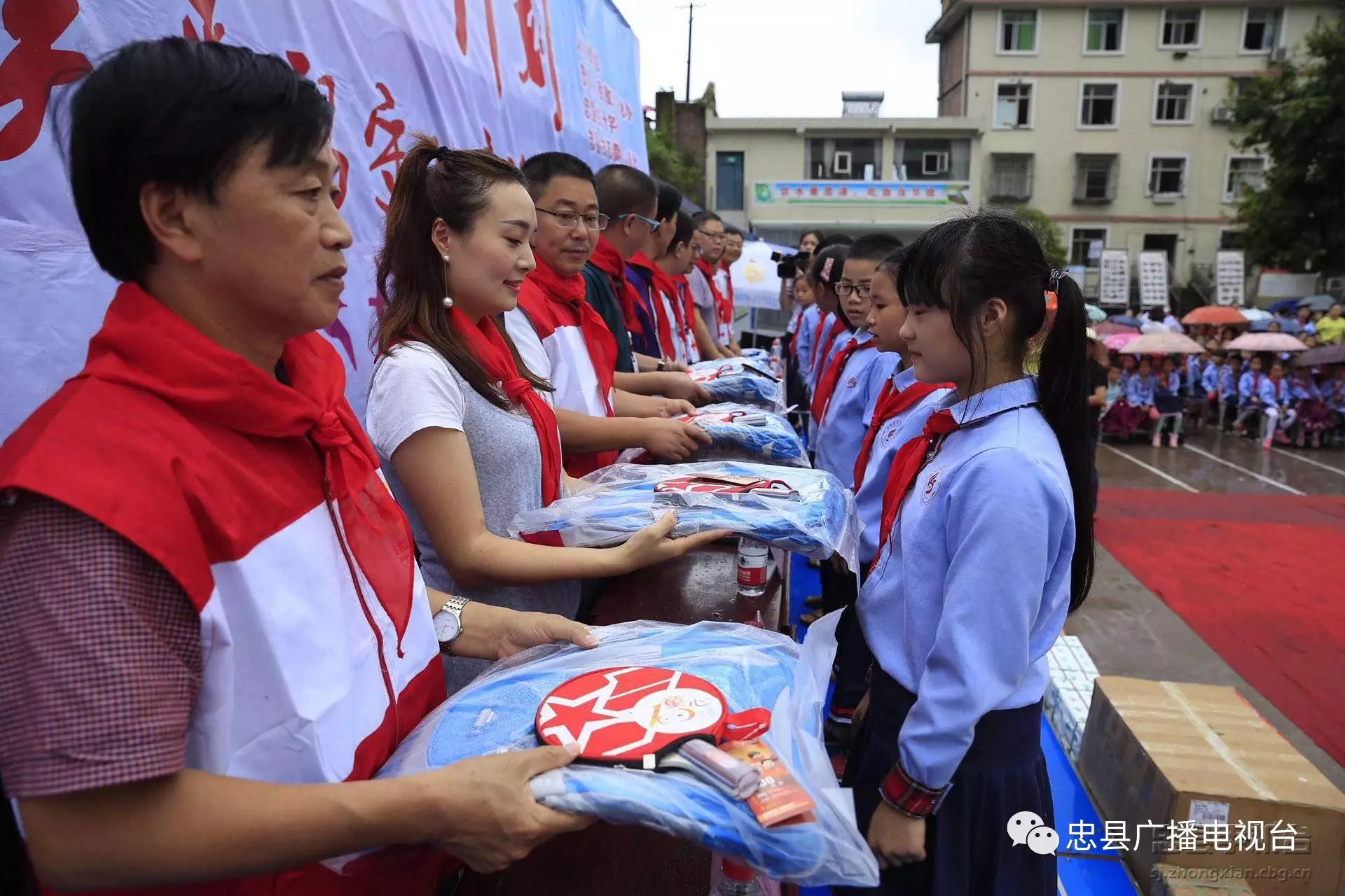 童心计划—关爱留守儿童读书助学捐赠仪式在我县举行