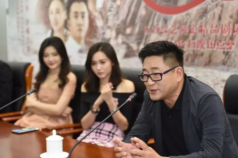 对本剧看点:一个善良一个邪恶的一对双胞胎,是同一个演员,和男演员的