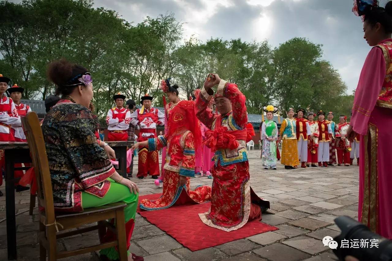 到满族传统婚礼中迎亲,跨火盆,跨马鞍,坐福,拜天地,吃子孙饽饽等习俗