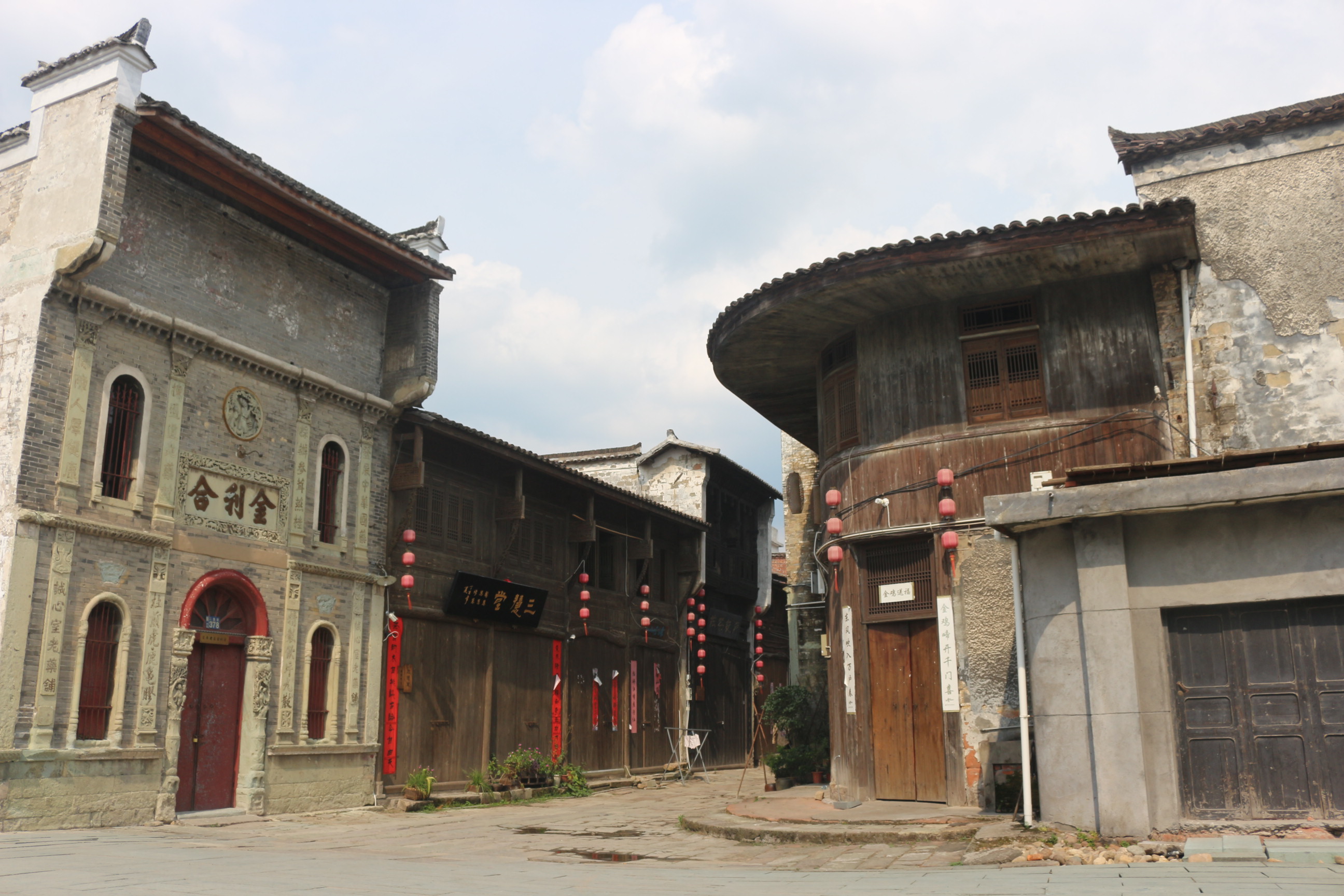 历经百载,上饶市铅山县河口镇的明清古街渐渐没落,在风雨中飘摇,在