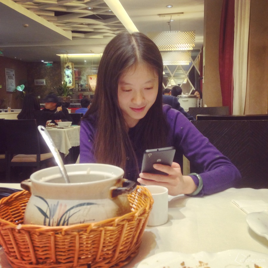美女吃饭用手机图片