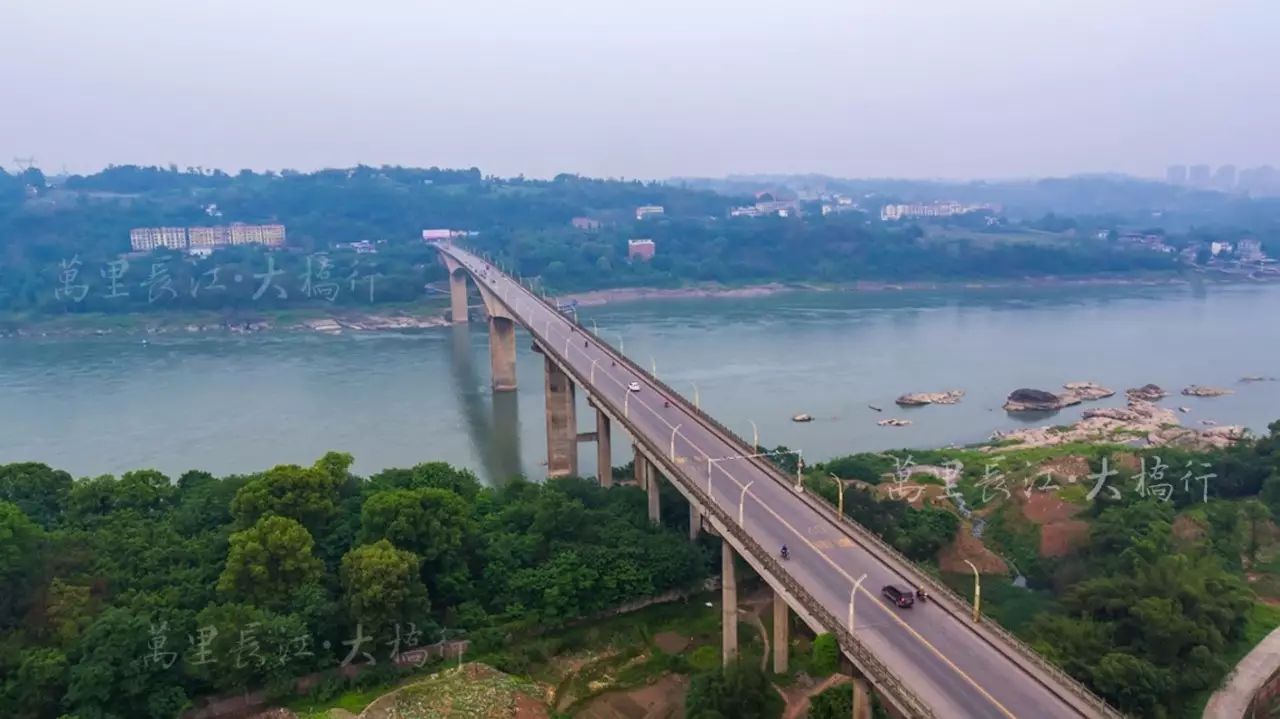 江安长江公路大桥于2003年7月13日开建,地处长江上游的宜宾市江安县