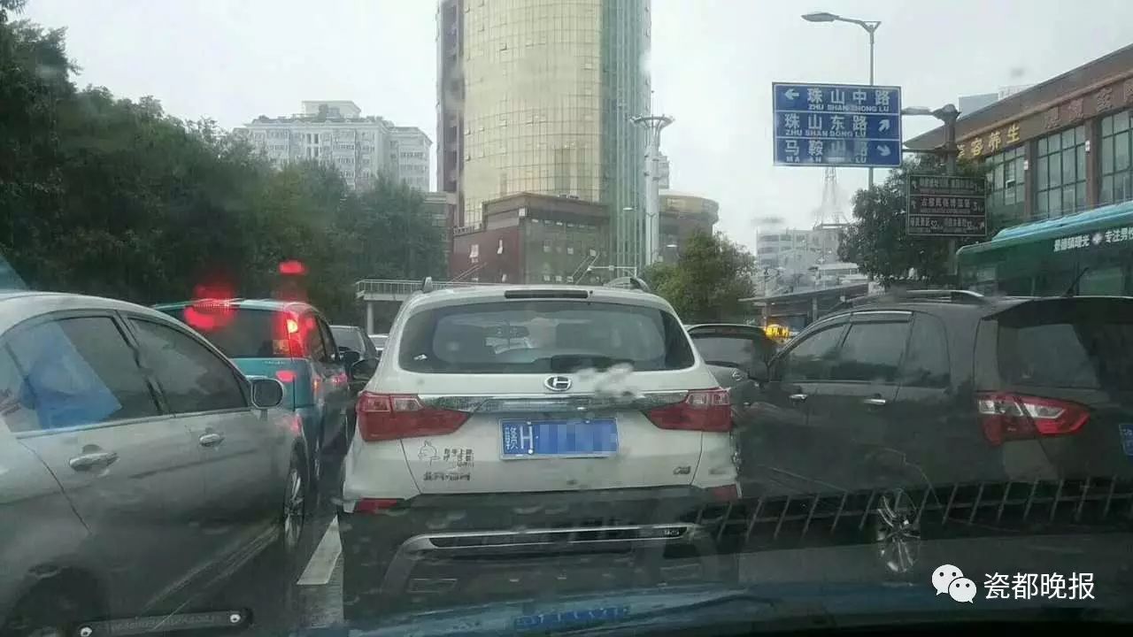 今早景德鎮人的朋友圈都在看下雨堵車