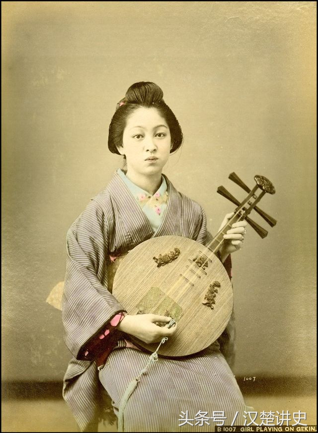 一百多年前穿着和服弹奏乐器的日本女孩老照片
