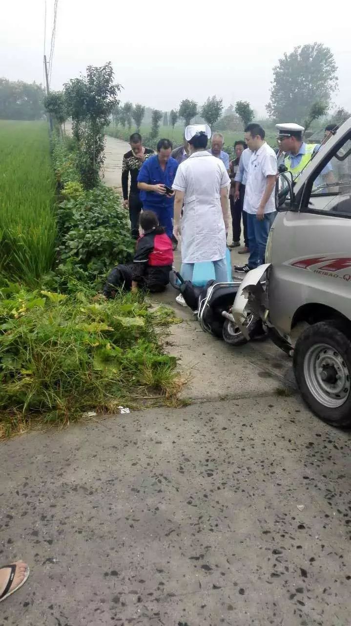 【突發】今早河口關口村,一農用車撞上摩托車,一女子受傷!