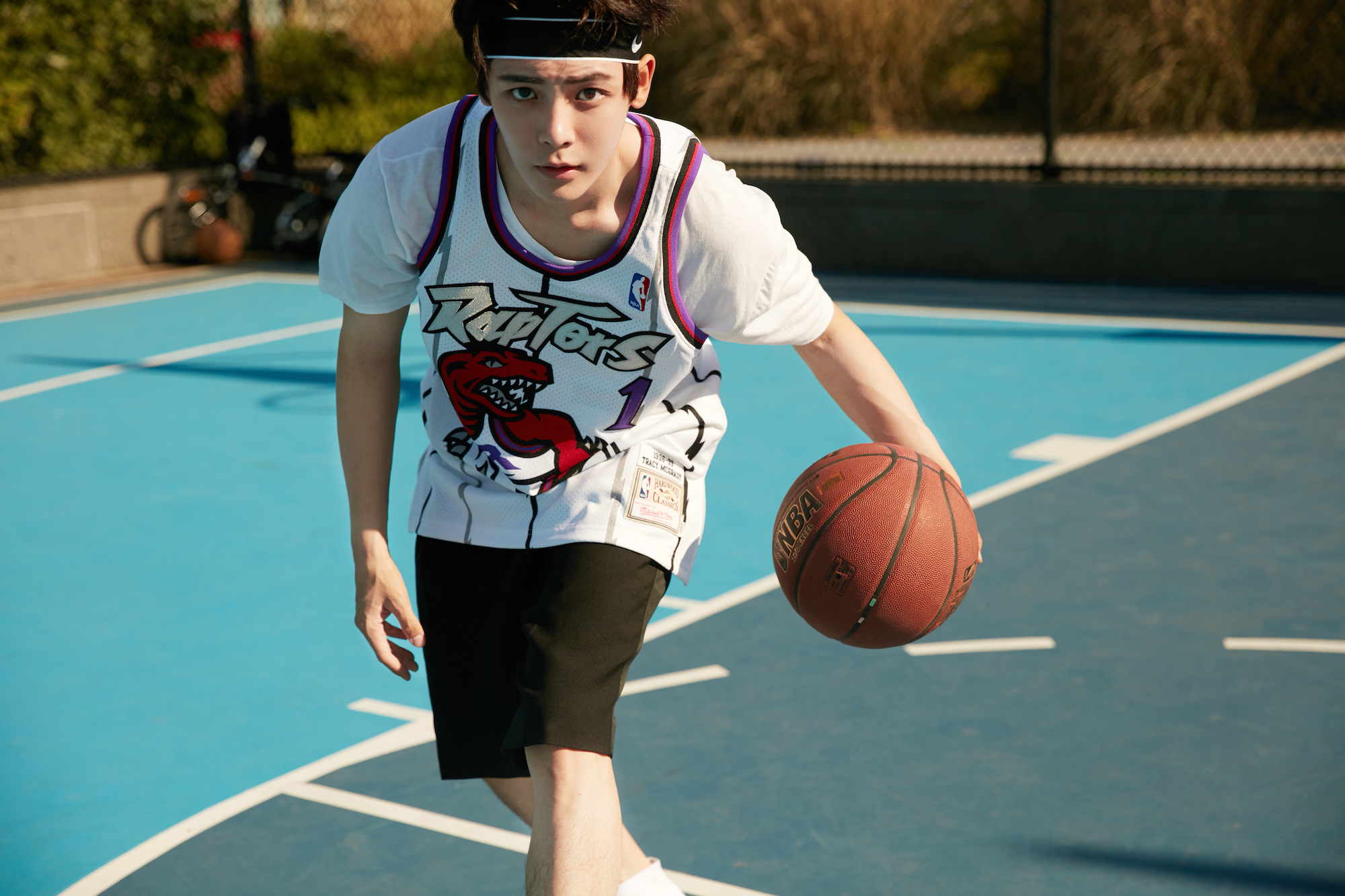 侯明昊街头篮球写真享受肆意运动青春