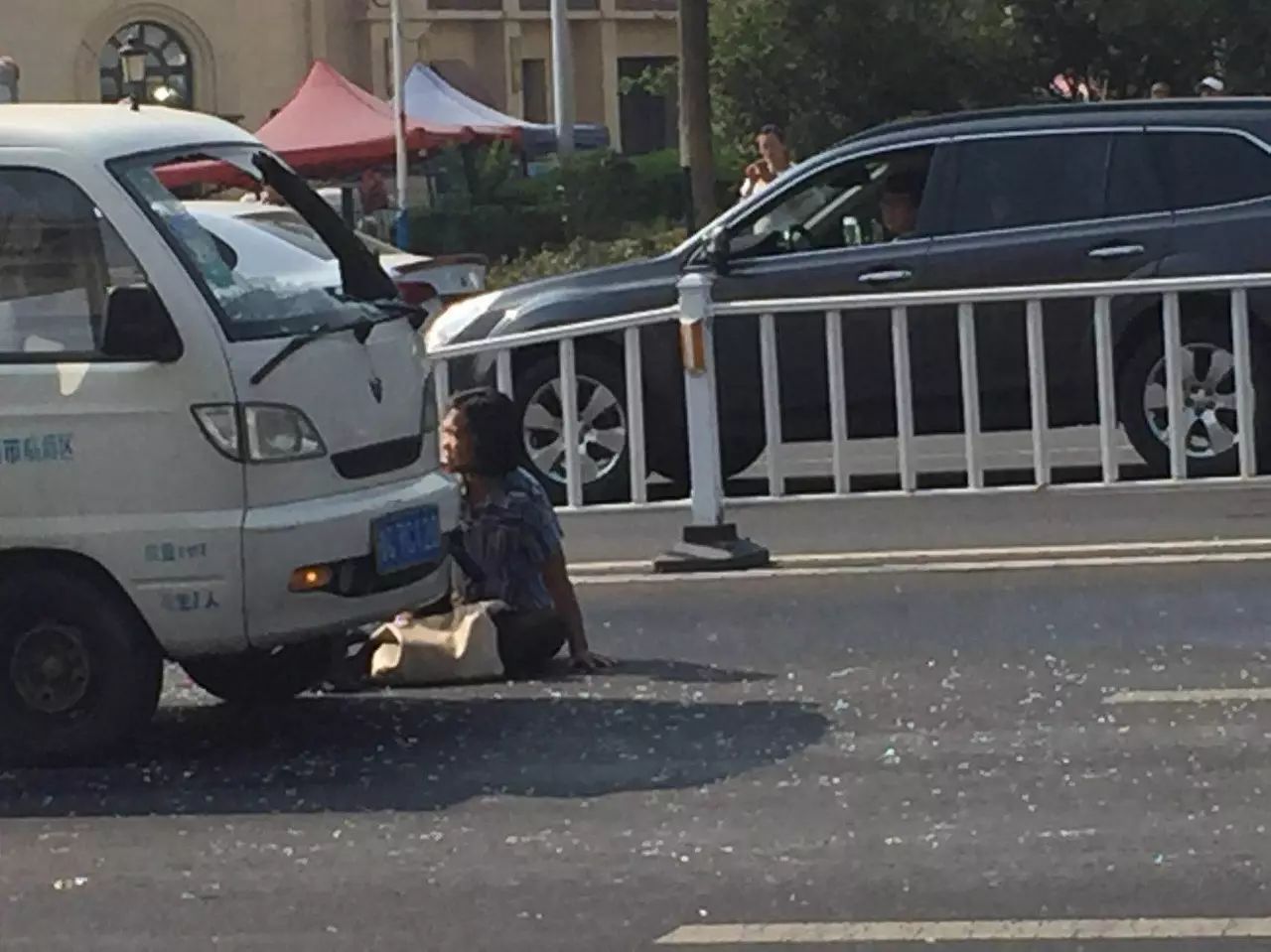 車禍,剮蹭,撞人,撞車的現象經常發生,我們走路的過馬路都需要特別小心