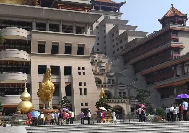 廣東人都說玉林雲天宮許的願很是靈驗,來雲天宮祈福的人很多,來還願的