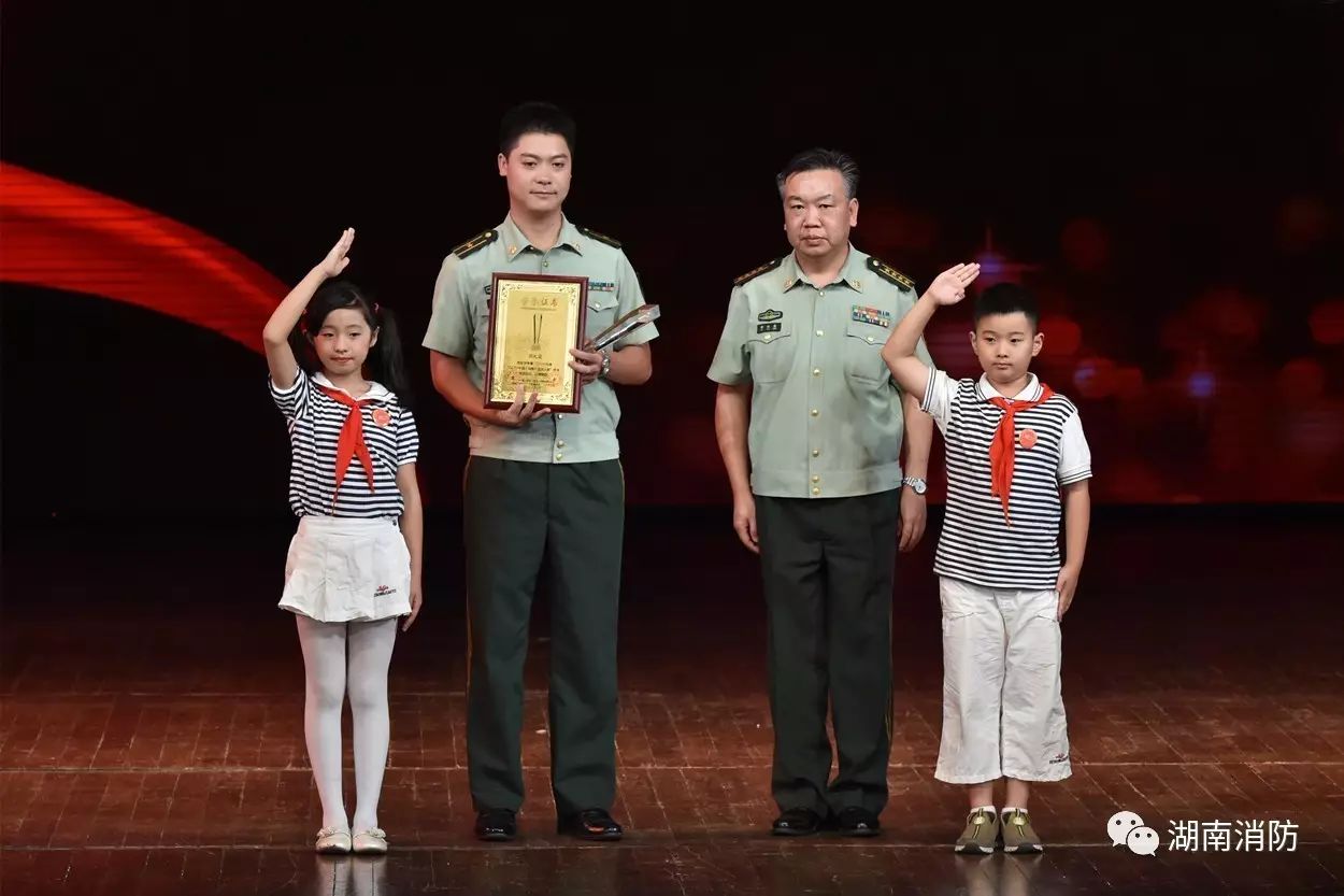 喜讯湖南消防2人成功当选2016年度cctv中国湖南法治人物