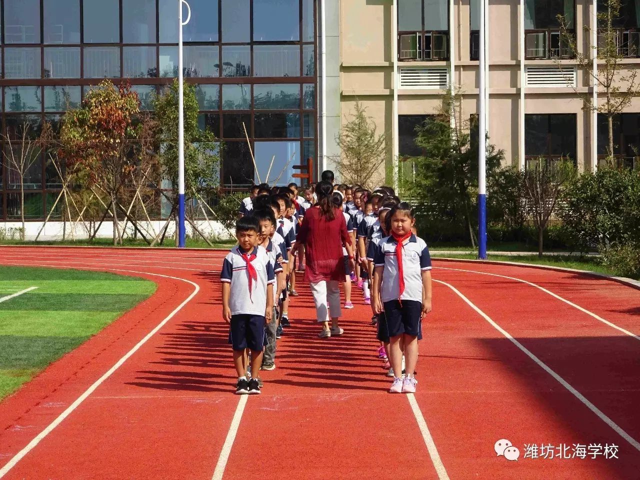 资讯潍坊高新区大观小学隆重举行第一届队列队形比赛活动