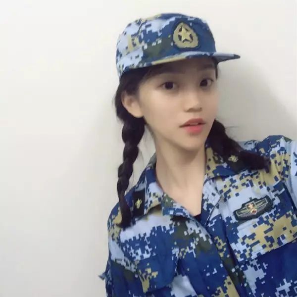 李曼妮,生活在四川德阳的广西壮族妹子,特长小提琴,中央戏剧学院戏教