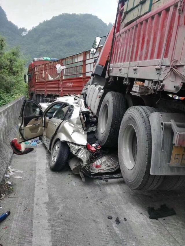 前面的大货车,导致大货车又压上前面的小汽车,估计是死了5个人,好恐怖