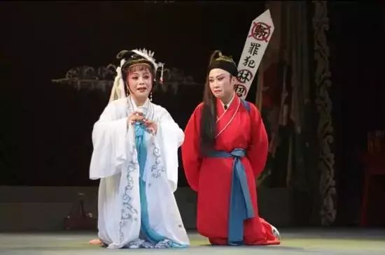 戚雅仙老师和毕春芳老师演出的《血手印》剧照今年正值著名越剧陛演