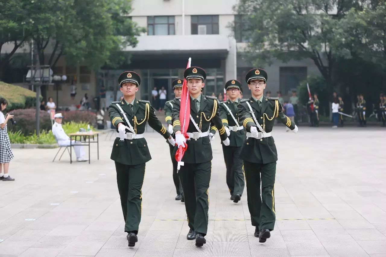 16日8時許,36所高校國旗儀仗隊準時齊聚北京工業大學禮堂前,隨著教官