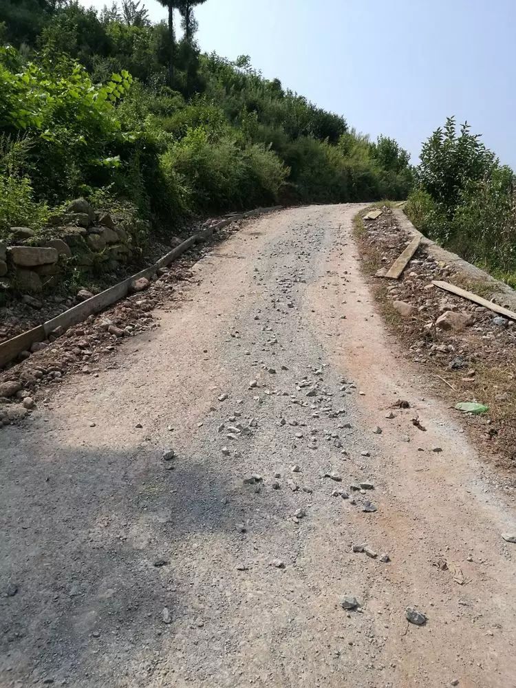 果瓦村里流过一条果瓦河,依山傍水风水好宜风景美.