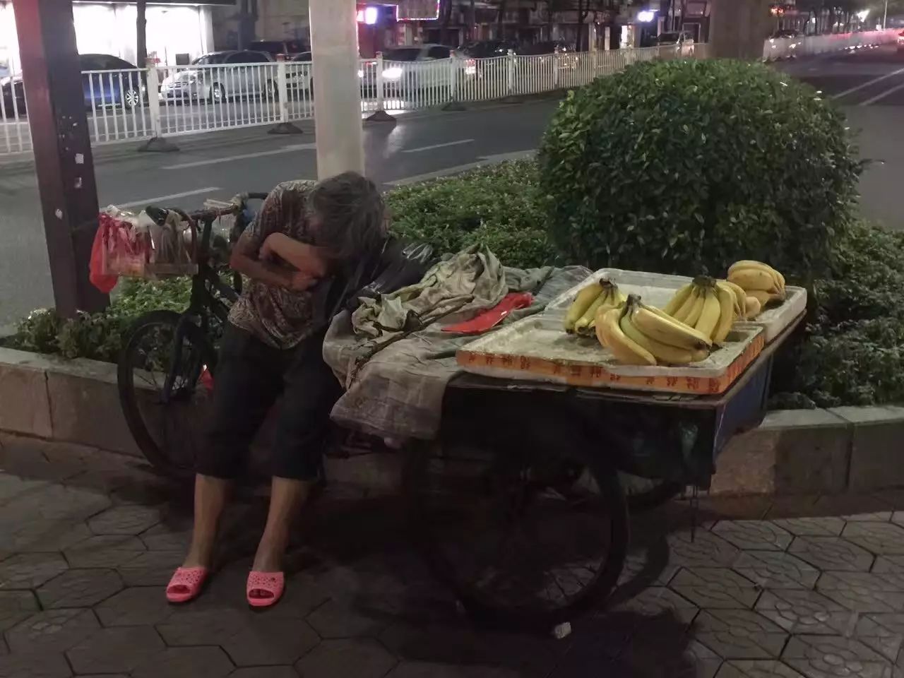 佛山64岁阿婆深夜卖香蕉