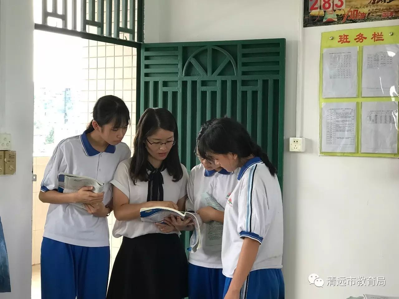 清远市源潭中学校徽图片