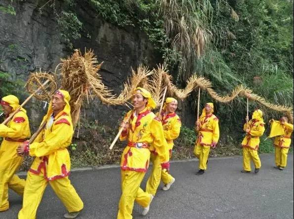 龙潭坪镇银市坪村稻草龙舞