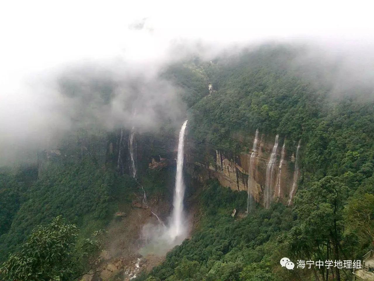 乞拉朋齐下雨图片图片