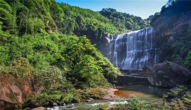 赤水河支流風溪河上游,離赤水城區三十餘公里,赤水大瀑布位於丹霞地貌