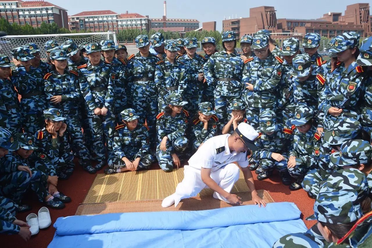 北海艦隊官兵為青島理工大學新生進行軍訓