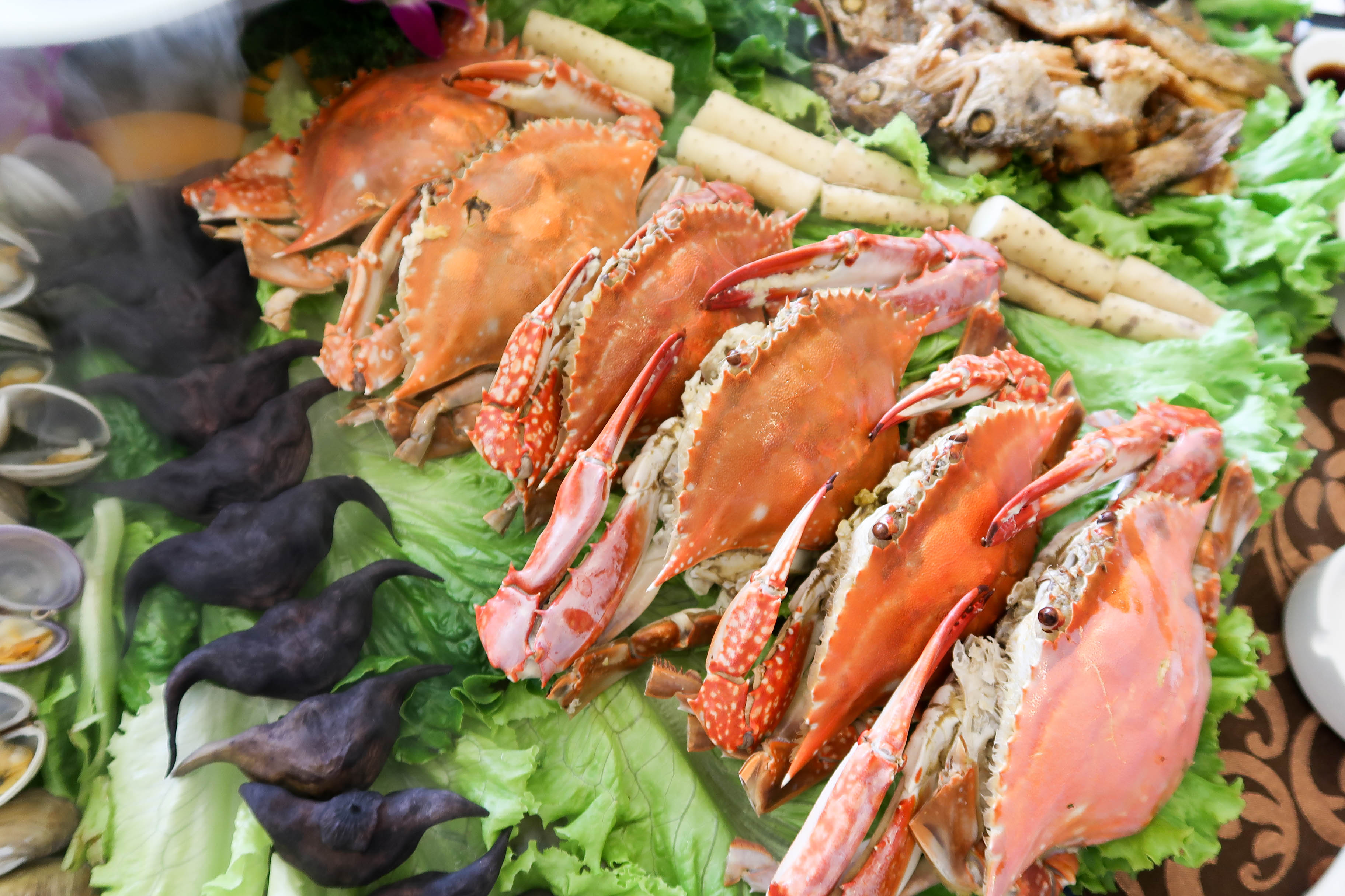 吃在温州:开渔季在雁荡山吃海鲜,不用盘子直接上桌,满满一桌