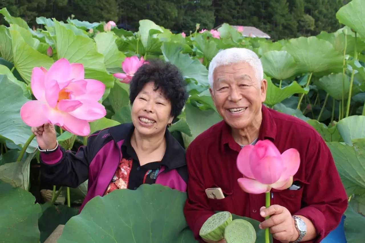 他干脆直接把她带到剧组,夫妻俩近距离相处,张洪杰没事就拿妻子"