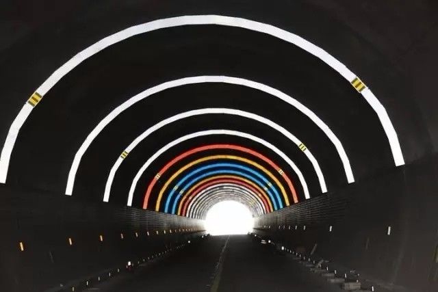 鹤山彩虹隧道事件2018图片