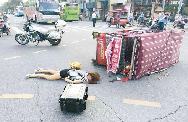 高速车祸女图片