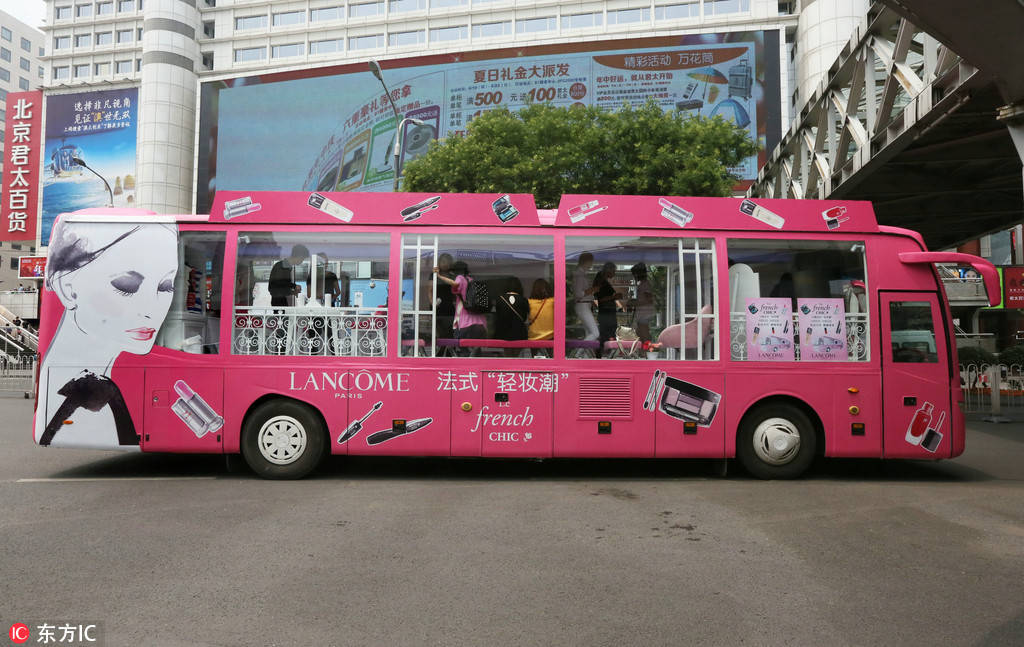 粉色艳丽的兰蔻le french chic法式轻妆潮彩妆大巴行驶在北京西单街头
