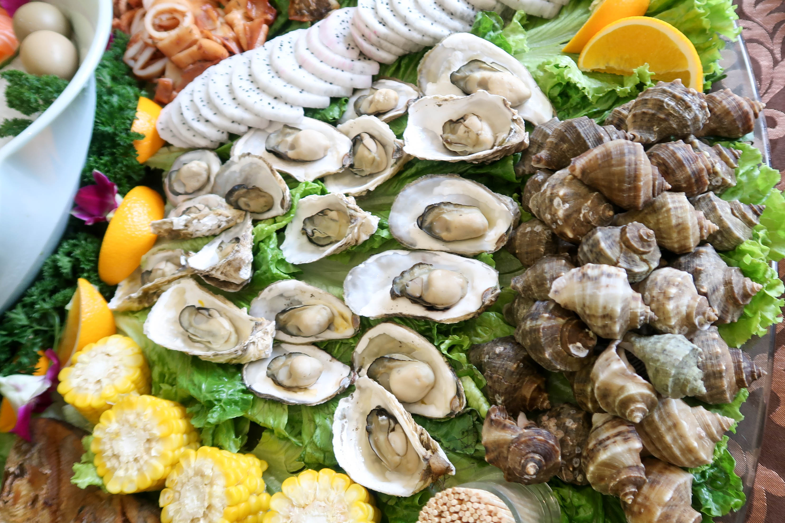 吃在温州:开渔季在雁荡山吃海鲜,不用盘子直接上桌,满满一桌