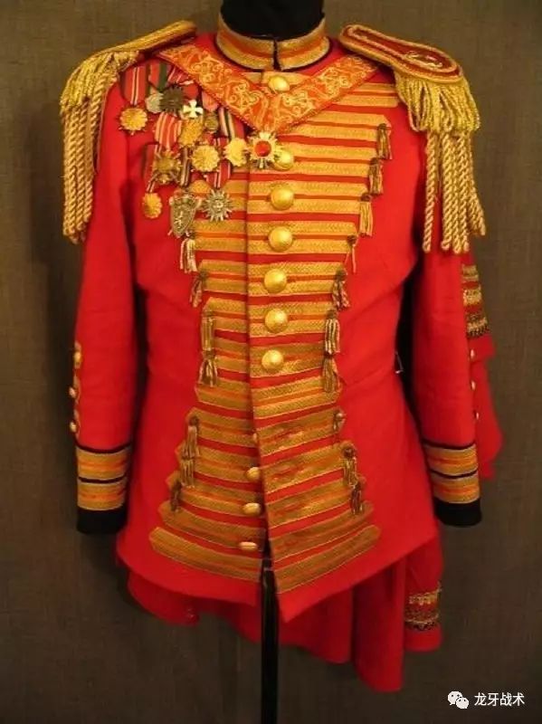 通常情况下,这种古典军服色彩鲜艳,配有金色双排扣装饰,中间还单独有