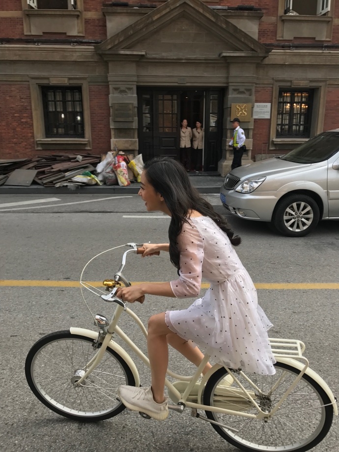 女生穿裙子骑单车图片