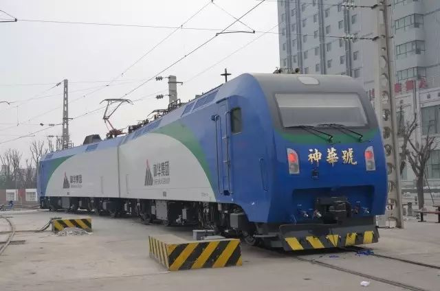 神華號八軸交流電力機車是由南車株洲電力機車有限公司根據集團公司