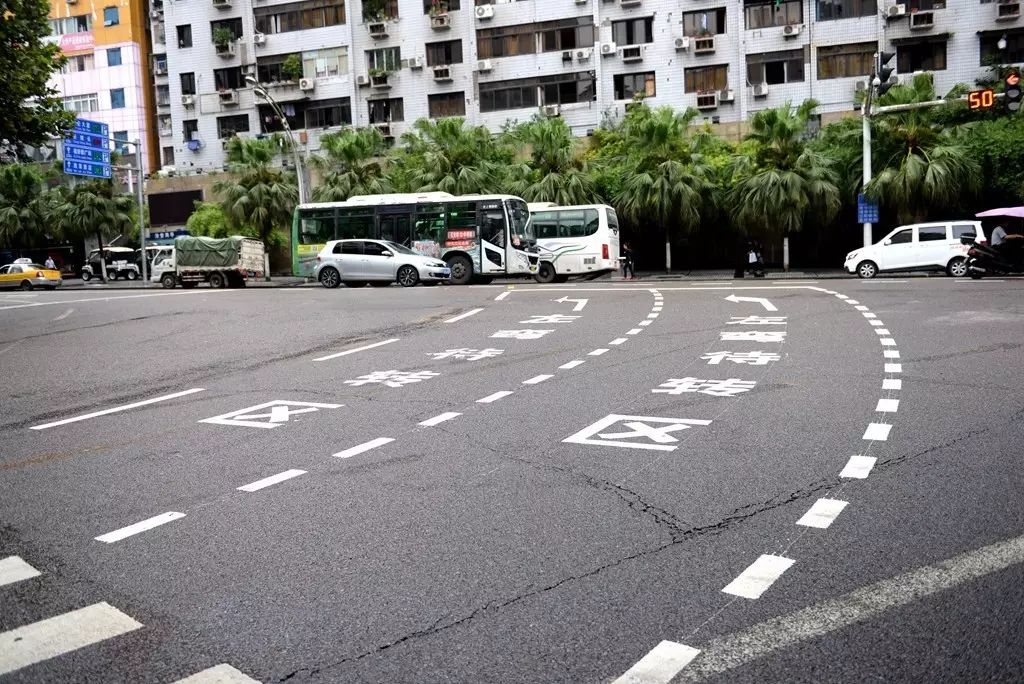 白岩路电视台路口左弯待转区到底该怎样走?