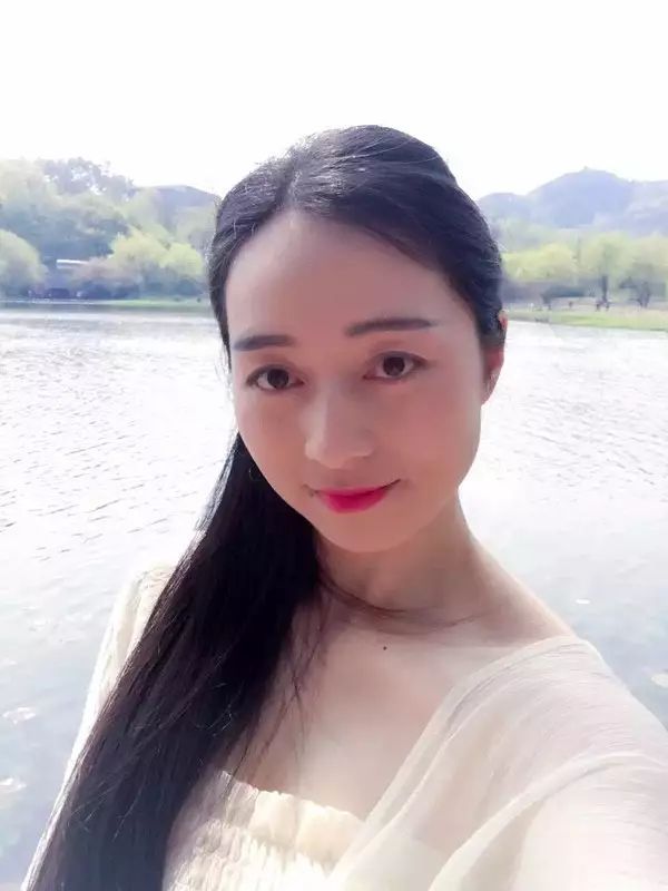 长发美女长相温柔古典偏爱阳光男孩